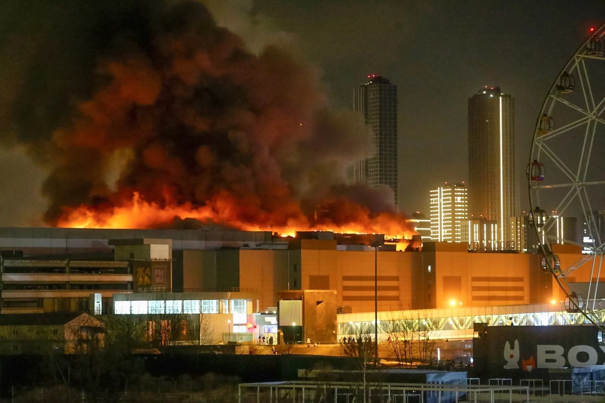 ¿Ataque terrorista? Tiroteo y explosión se registran en el Crocus City Hall de Moscú (videos)
