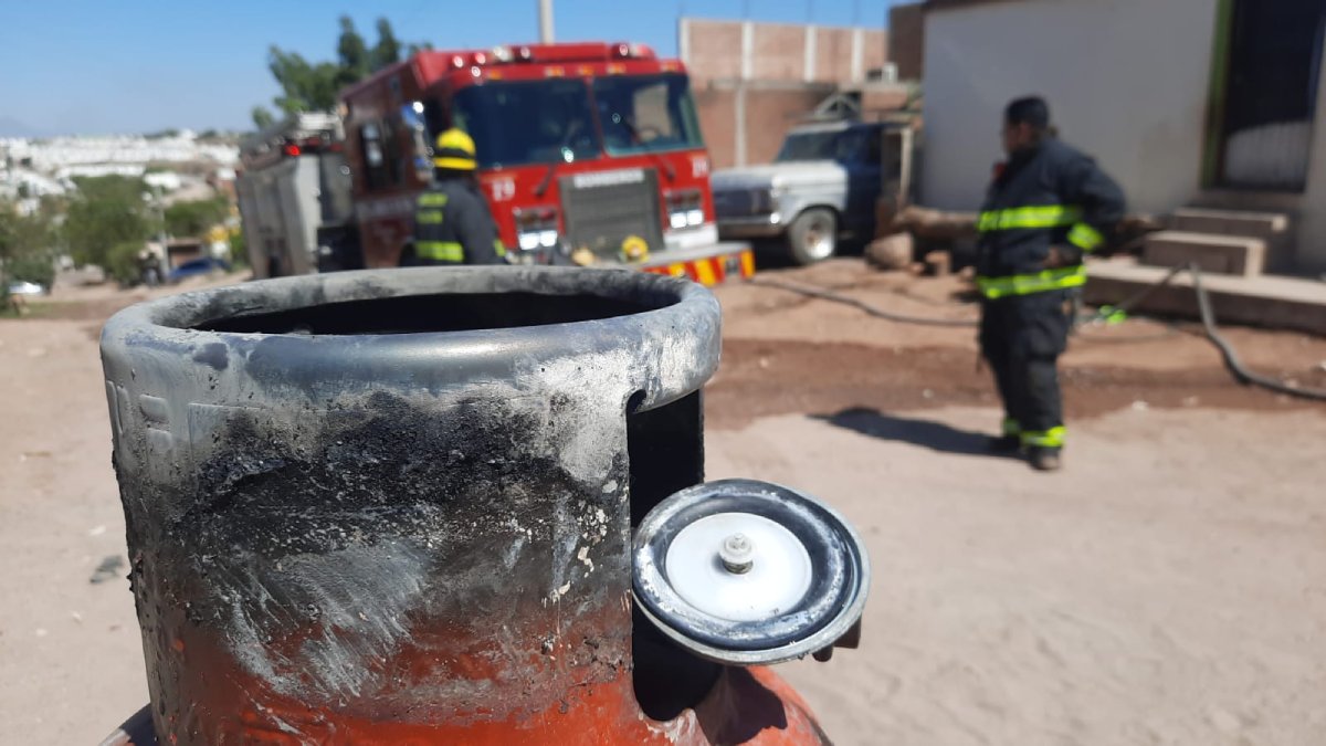 A punto de estallar cilindro de gas durante incendio en Culiacán