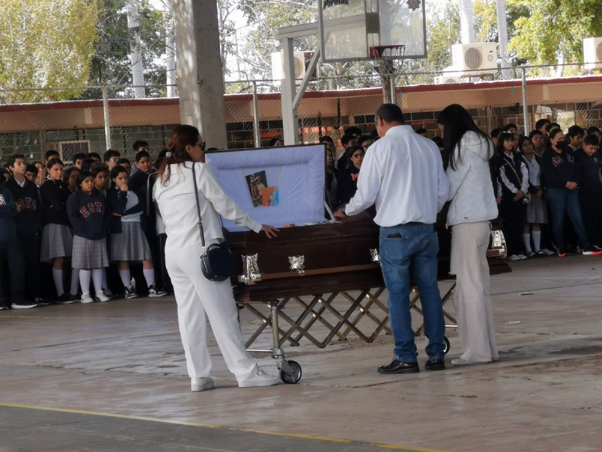 Alumnos y maestros de la ETI 2, dan el último adiós a Jimena Barajas, víctima del accidente en la México 15 en Ahome