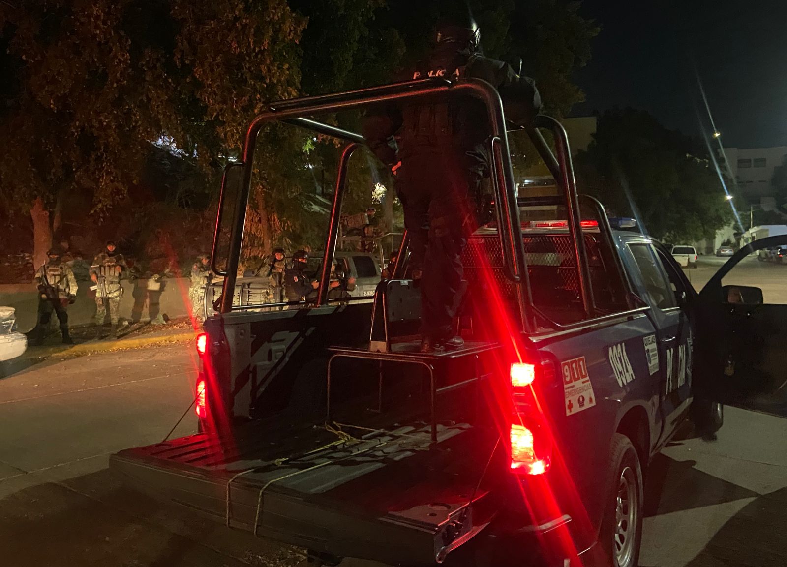 ¡Encapuchado y armado! Se registra despojo de una camioneta en estacionamiento de supermercado en Culiacán
