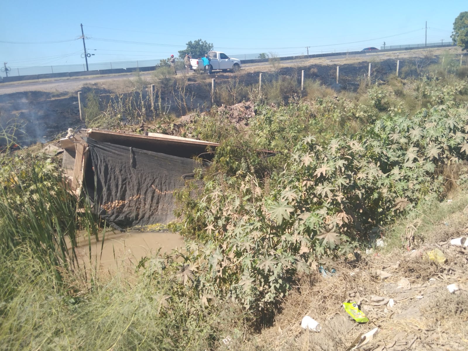 Camión de volteo cae a un drén en Guasave; el conductor salió ileso