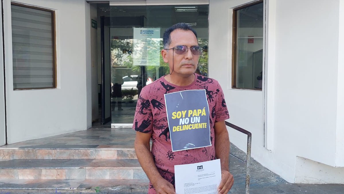 “Soy papá no un delincuente”: Se manifiesta Don Ariel en la Vicefiscalía; implora protección para su hija