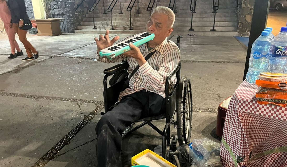 Don Gabriel, el músico en silla de ruedas que se gana la vida tocando el melodeón en la Lomita de Culiacán