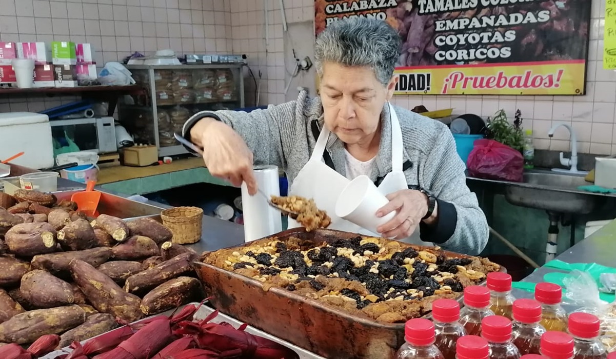 Doña Heriberta vende en Mazatlán capirotada, el postre preferido de la Cuaresma
