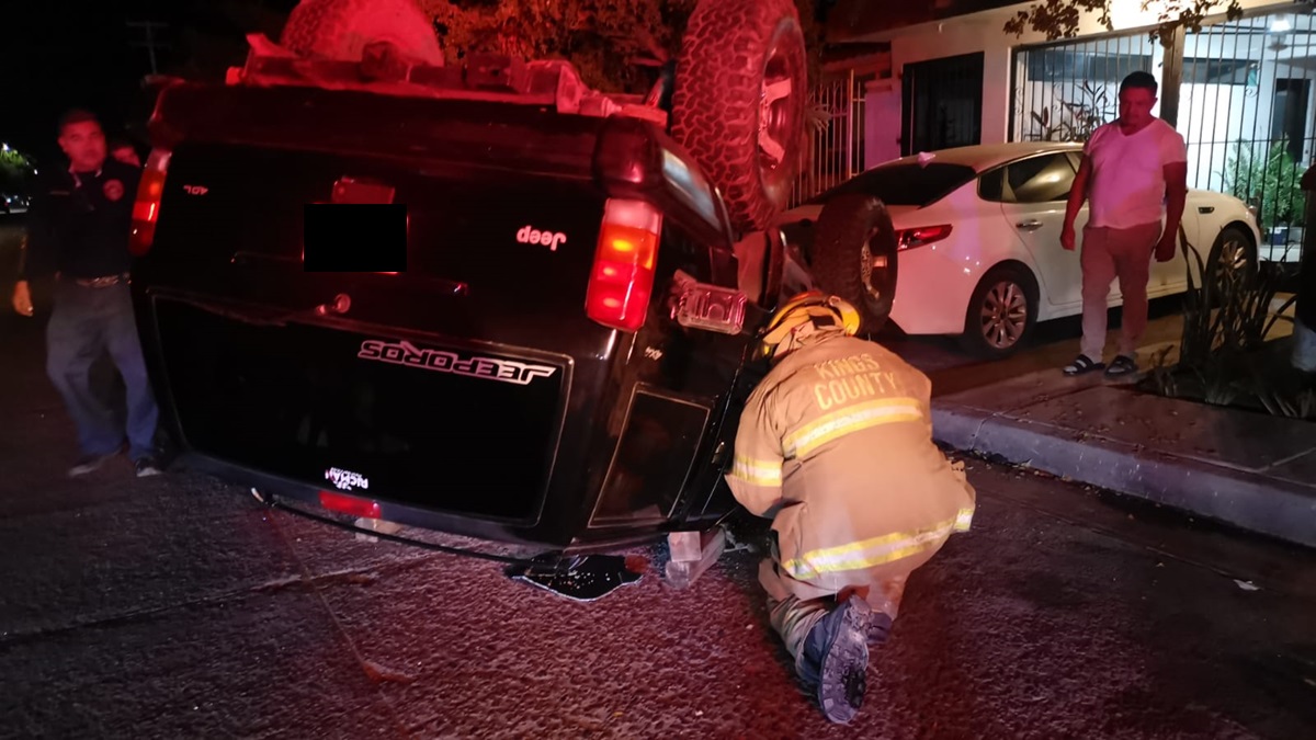 Dos lesionados deja aparatosa volcadura en el sector Centro de Los Mochis