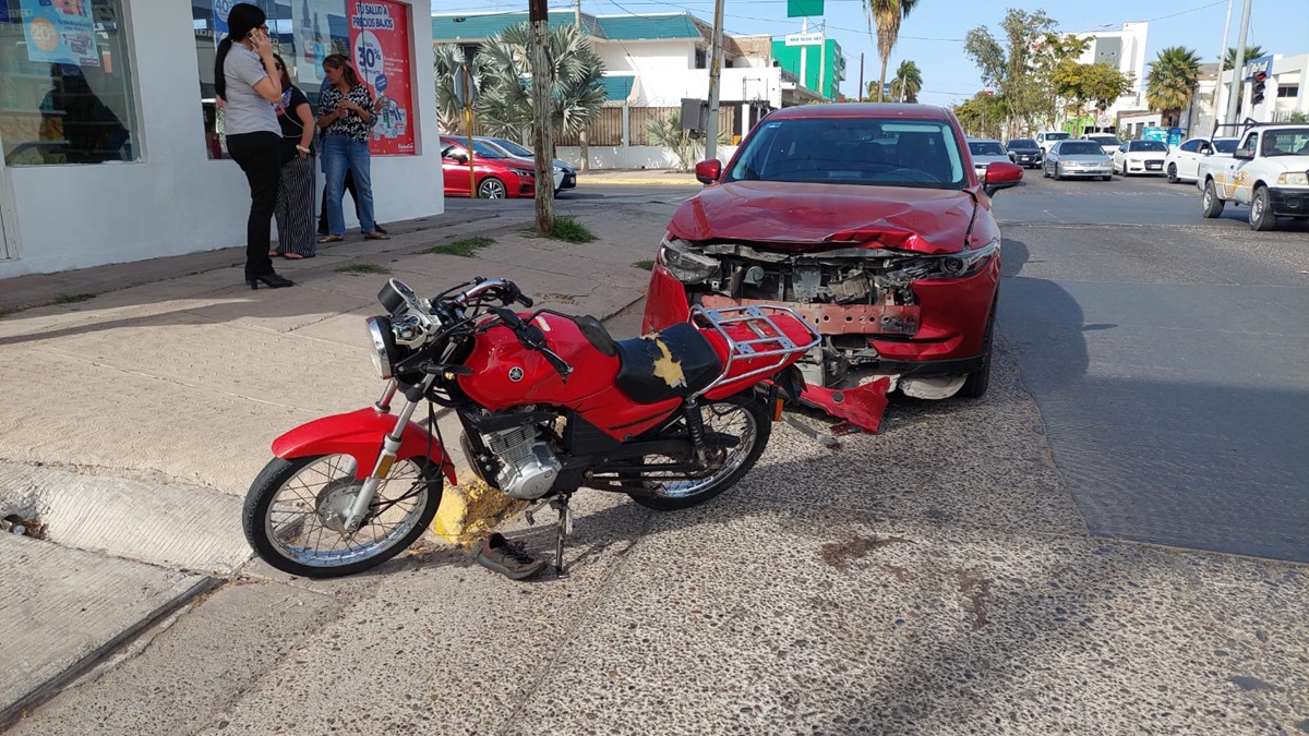 Dos motociclistas resultan lesionados en accidente en el sector Scally, en Los Mochis