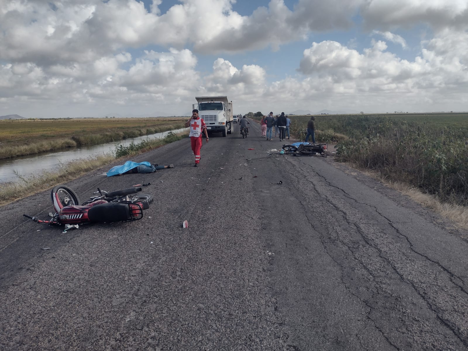 Encontronazo de motos deja dos personas fallecidas sobre la Calle 10 en Guasave