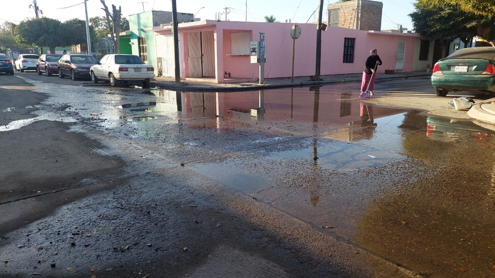 Tres meses tirándose agua potable y los reportes siguen sin atenderse en las Arboledas de Los Mochis