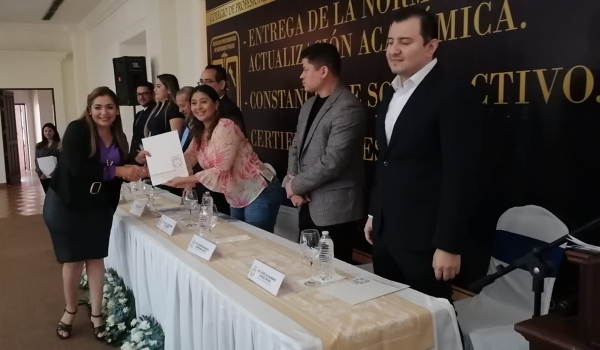 Entregan reconocimientos a 70 profesionistas en Contaduría Pública del Sur de Sinaloa
