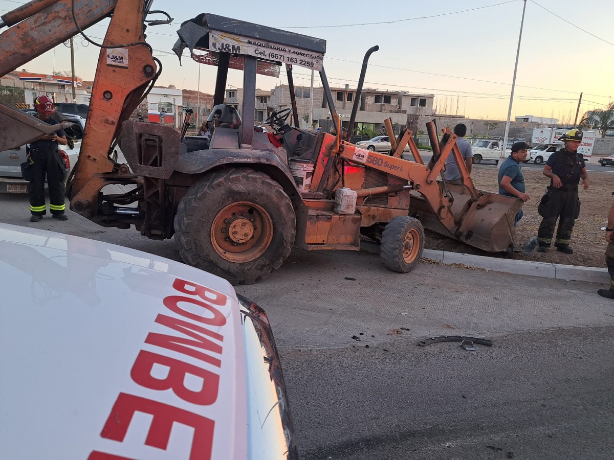 ¡Se salvan de milagro! Familia choca contra retroexcavadora al sur de Culiacán