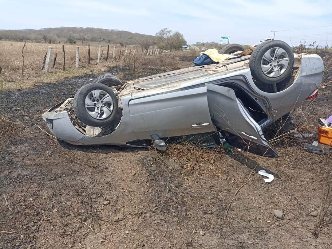 Familia de Nayarit se accidenta y quedan volcados en El Aguaje de Costilla