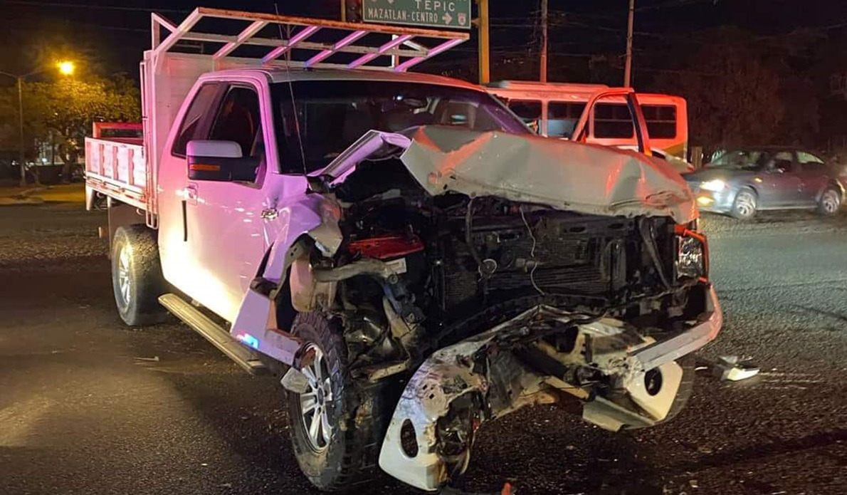 Una mujer lesionada deja fuerte accidente frente al ISSSTE en Mazatlán