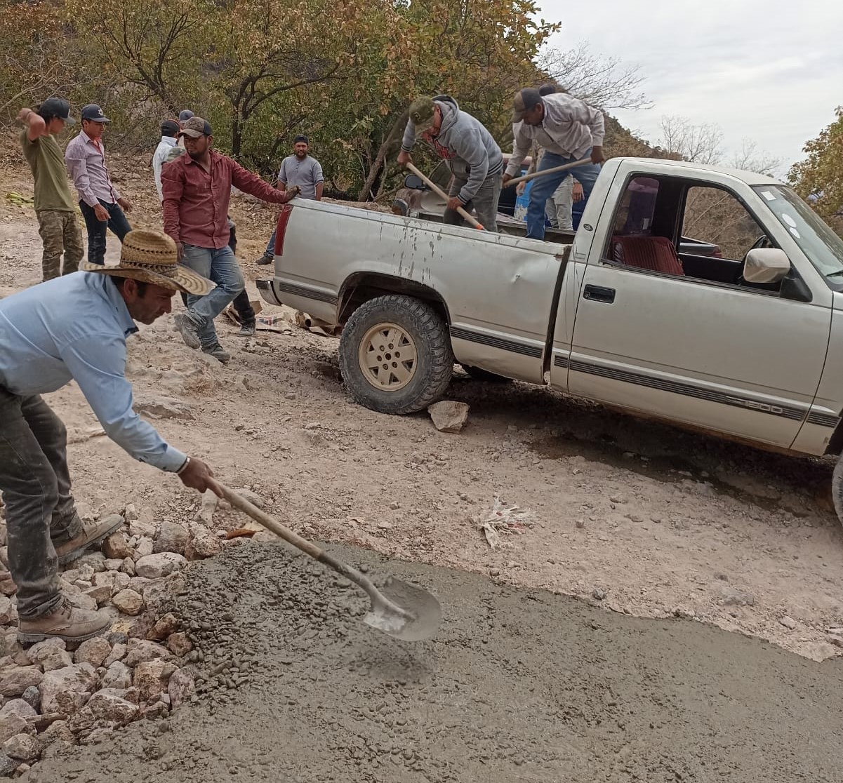 ¡Se cansaron de esperar al Gobierno! Habitantes de Cuitaboca, Sinaloa, arreglan por su cuenta camino al pueblo