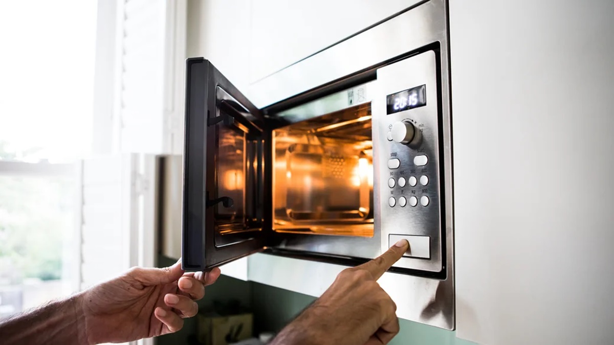 ¿Usas el microondas casi todo el tiempo? Cuidado con los alimentos que calientas… podría ser peligroso
