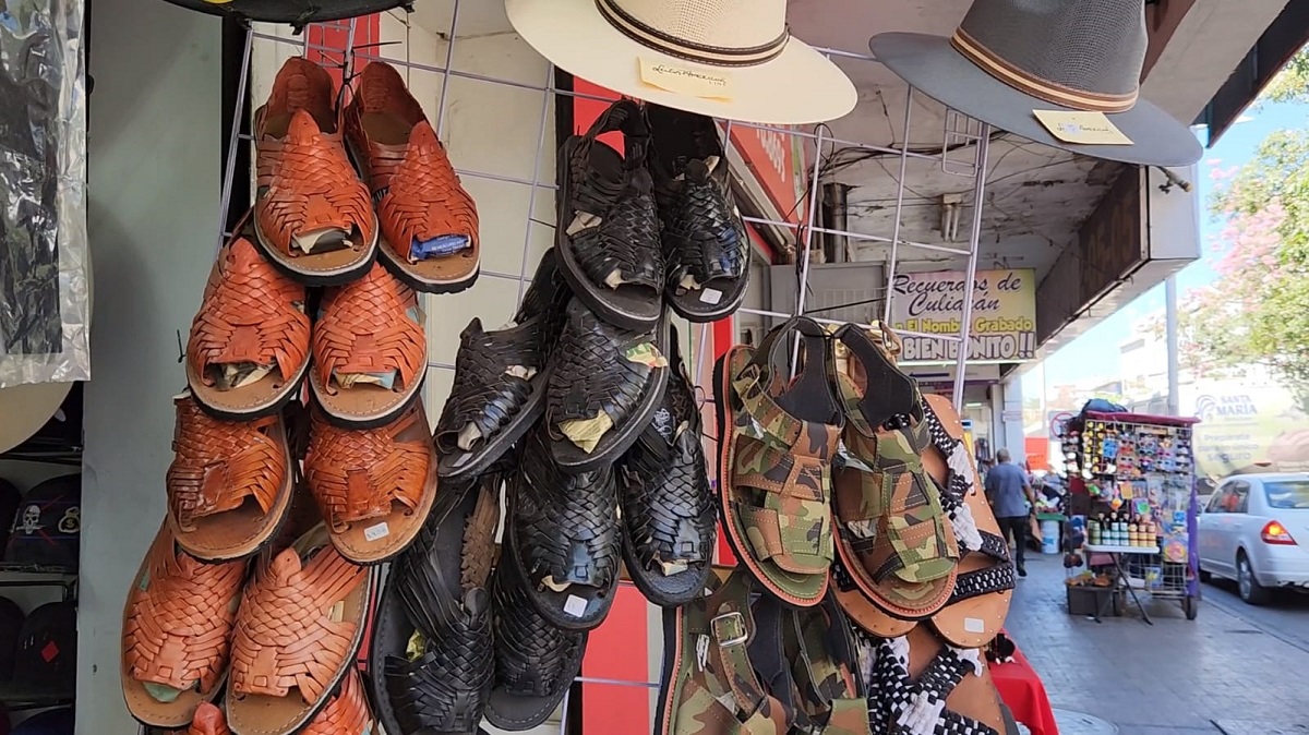 Lentes, gorras, ropa y huaraches lo más buscado para Semana Santa: Comerciantes