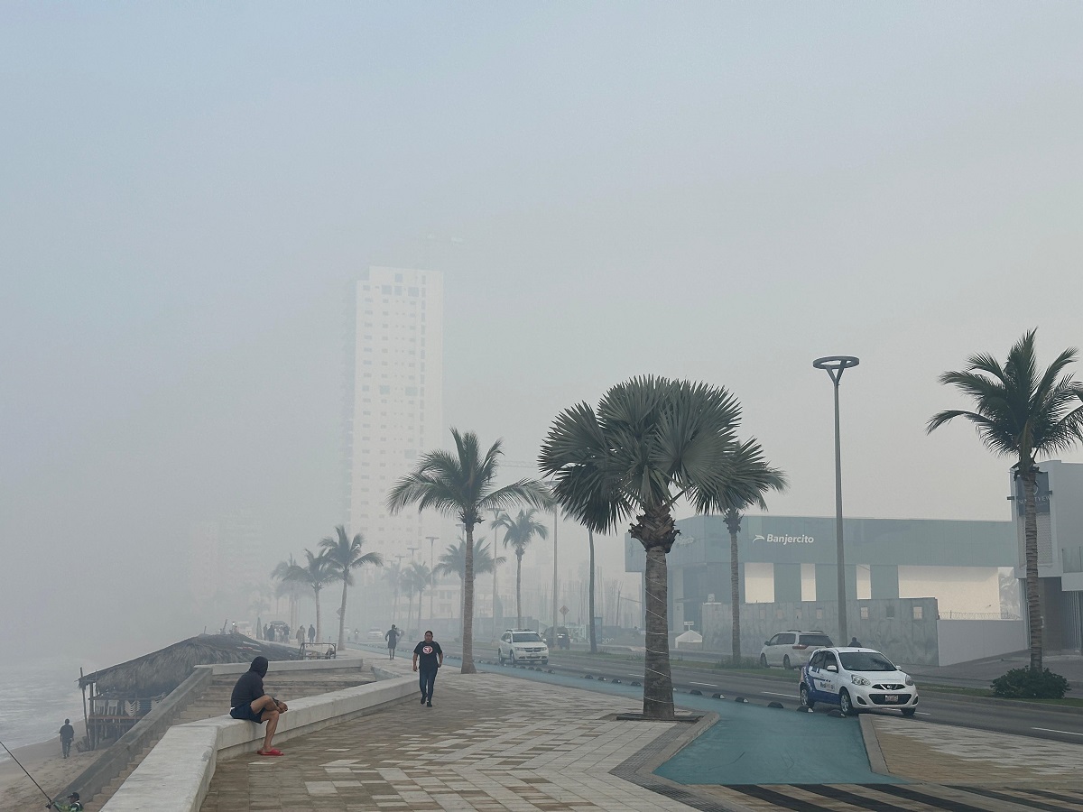 Protección Civil recomienda a las personas en Mazatlán a utilizar cubrebocas, por humo de incendio