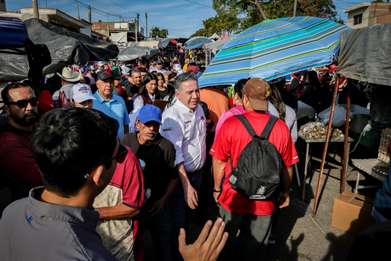 Imelda Castro y Enrique Inzunza visitan Tianguis Los Huizaches, en Culiacán