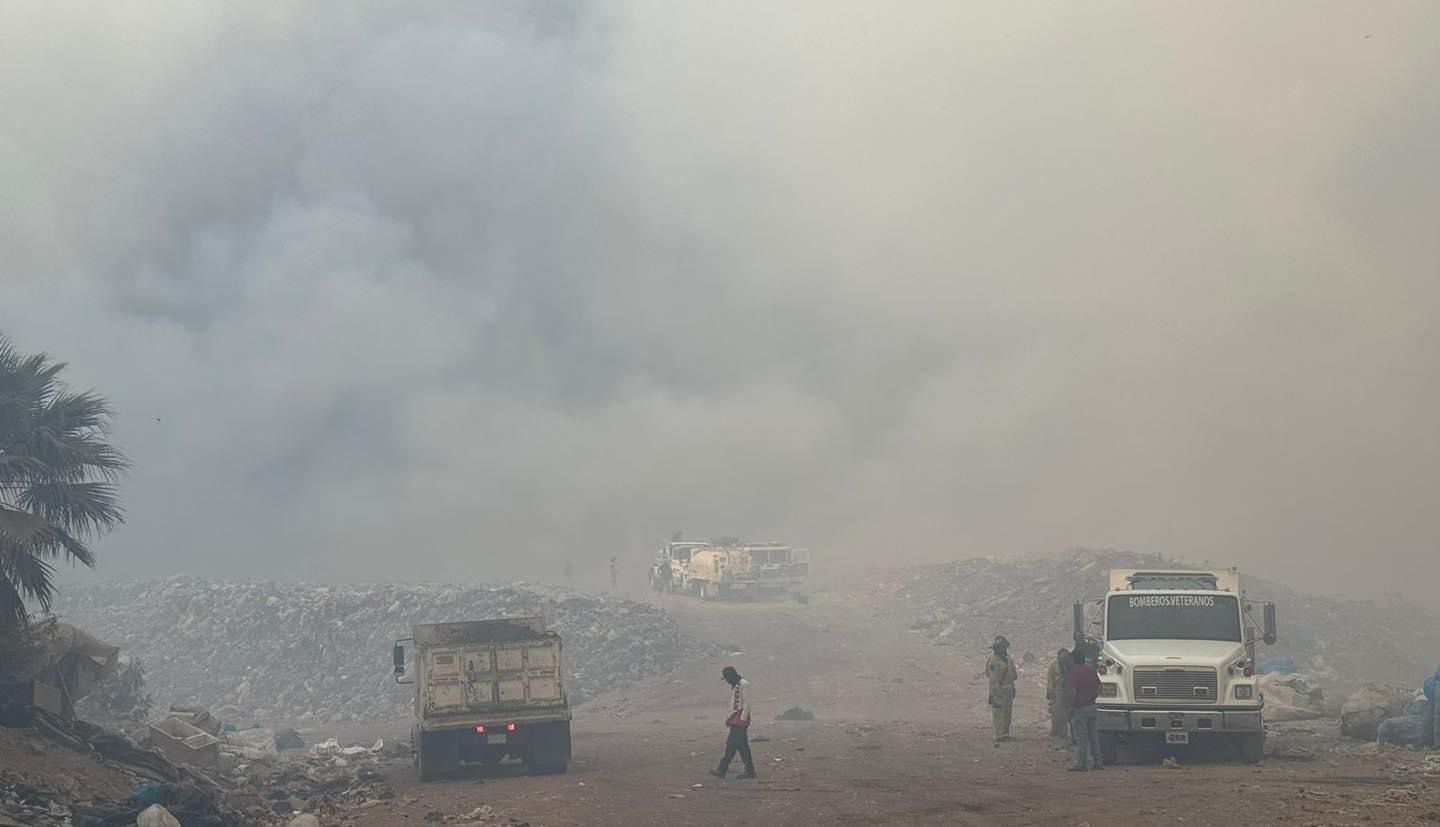 Humo por incendio en basurón llega al Aeropuerto de Mazatlán