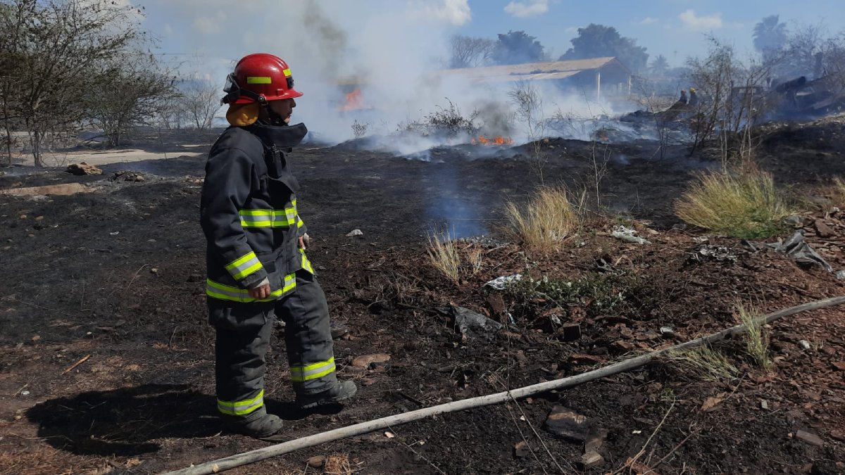 Se registra un incendio de maleza en campo El Diez de Culiacán