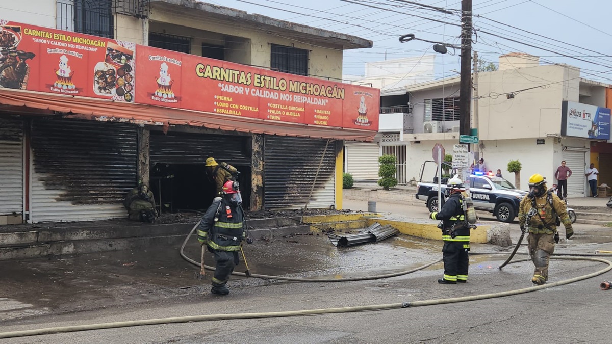Arde puesto de carnitas en Culiacán; bomberos evitan explosión de nueve tanques de gas en su interior
