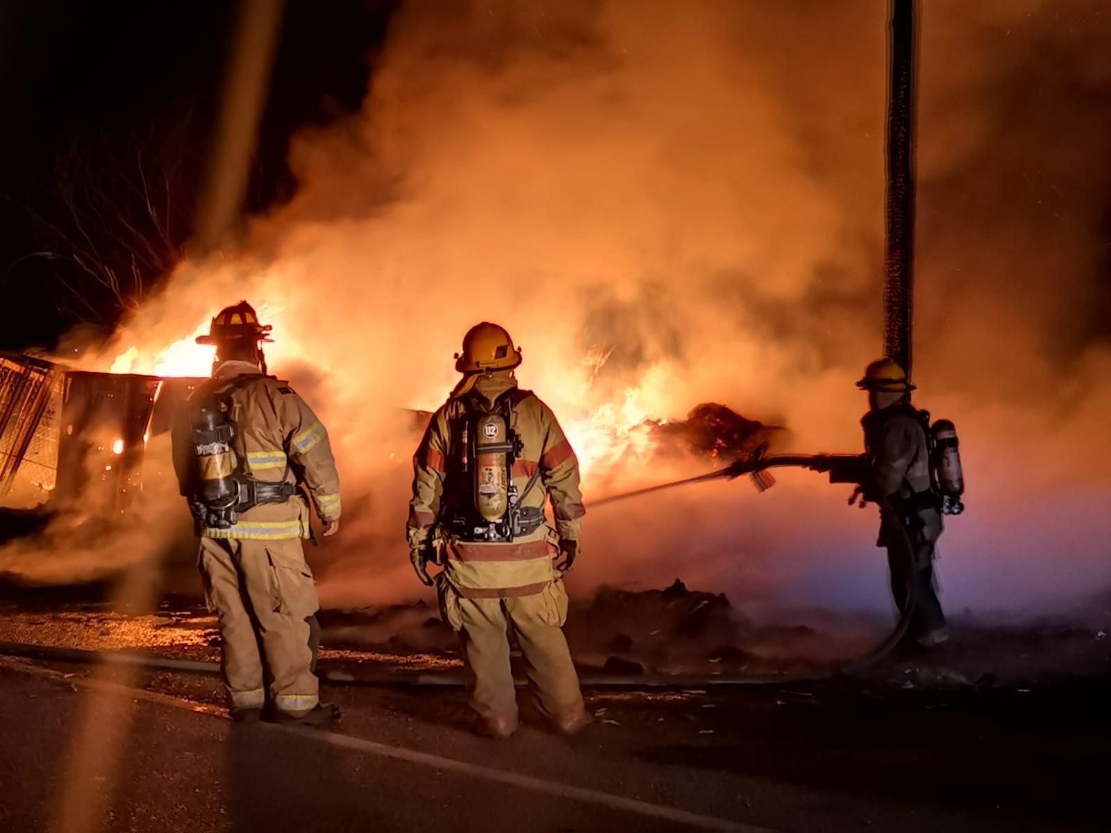 Se incendia recicladora a la salida de la ciudad de Los Mochis
