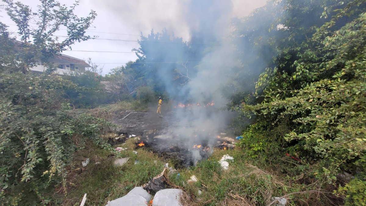Se registra fuerte incendio en lote baldío en zona turística en Mazatlán