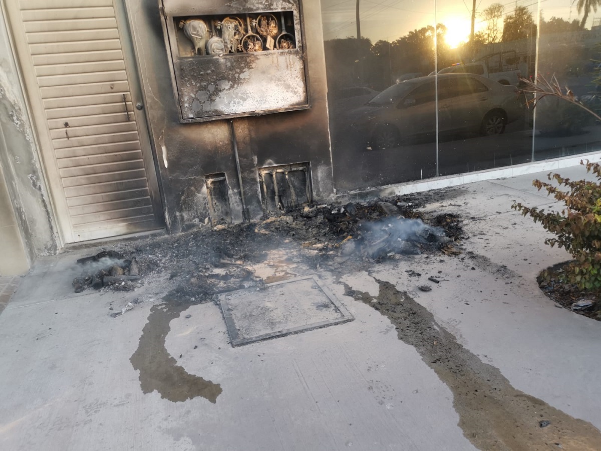 Indigente provoca incendio en plaza comercial de Los Mochis