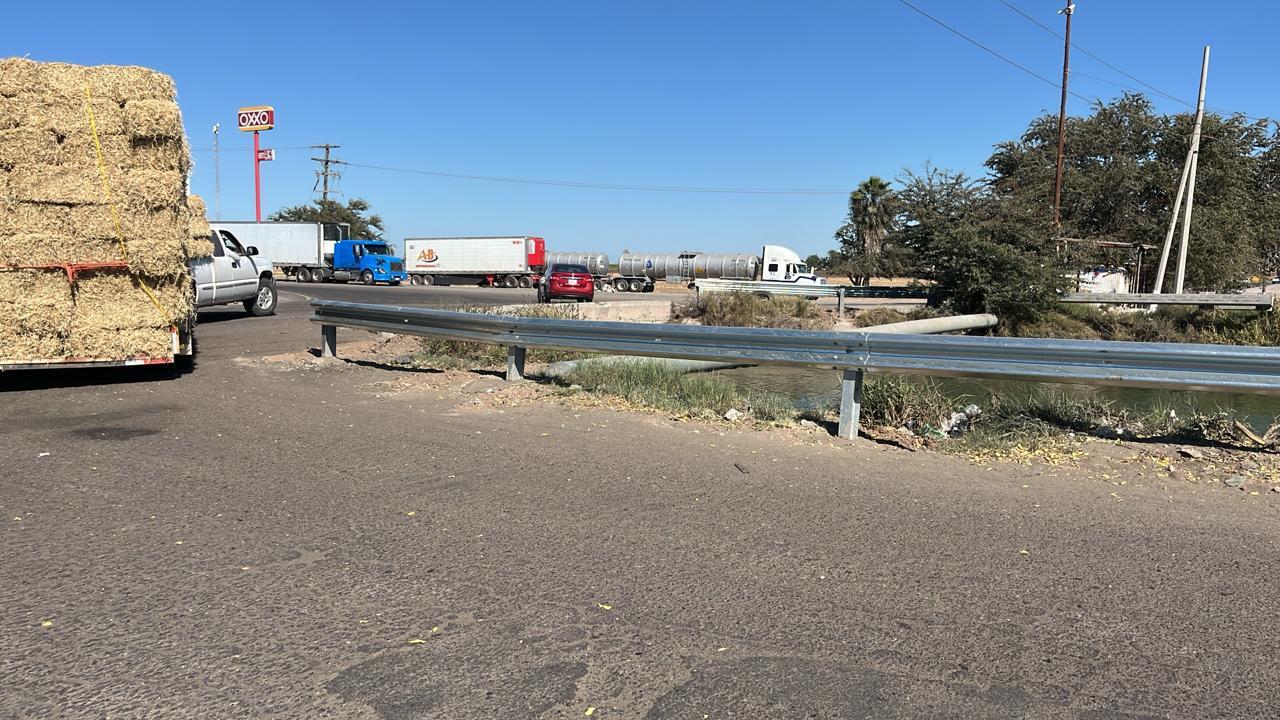 Instalan barreras metálicas sobre puente de Centenario y canal Lateral 18 en Los Mochis