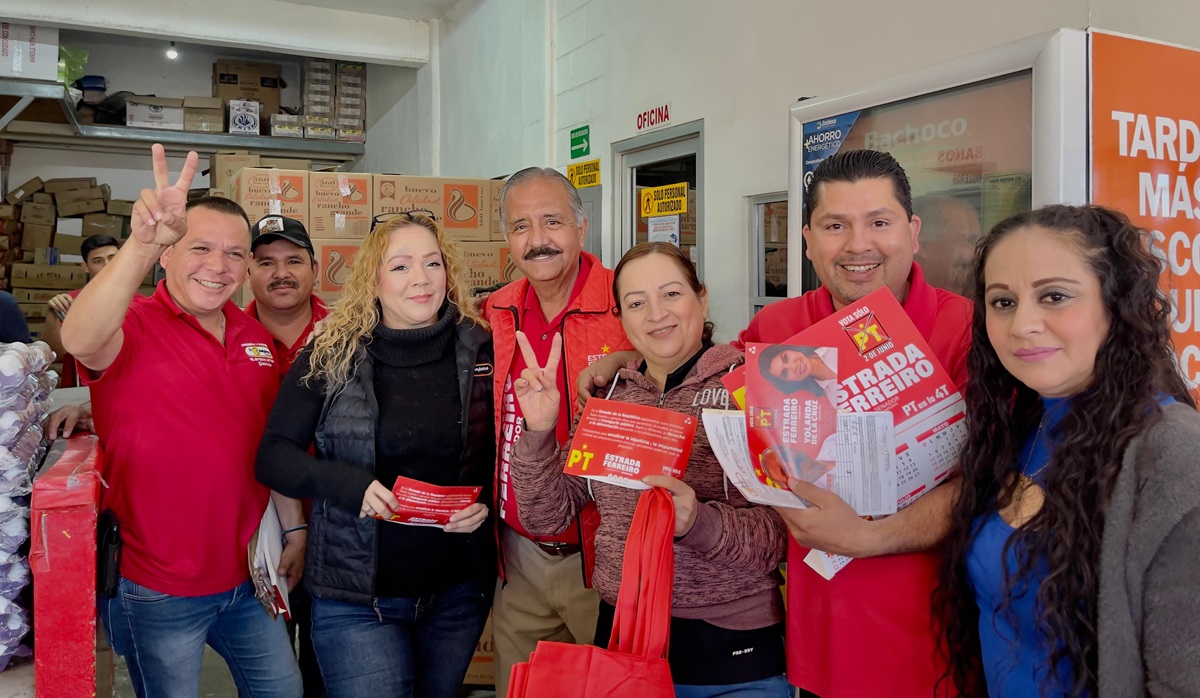 Jesús Estrada Ferreiro, candidato al Senado por el PT, recorre el Mercado de Abastos en Culiacán