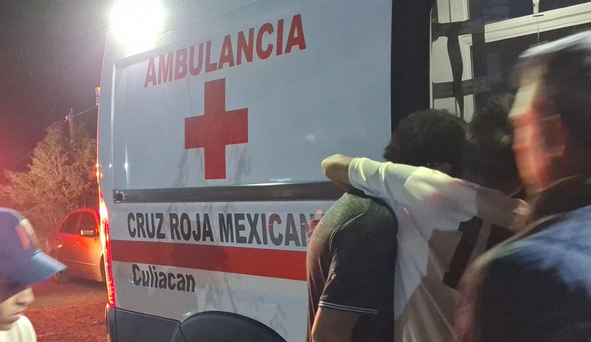 Queda grave al chocar su moto contra camioneta en Aguaruto, en Culiacán