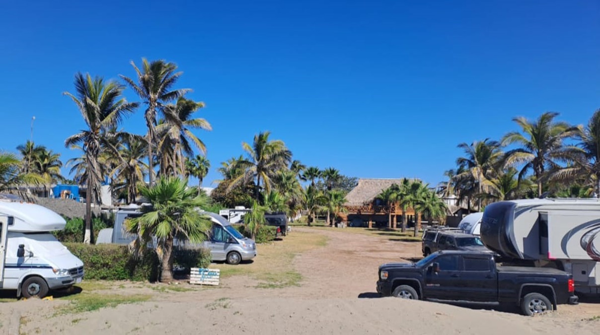 ¡Siguen llegando! Grupo de turistas extranjeros disfrutan de playa Las Glorias, en Guasave