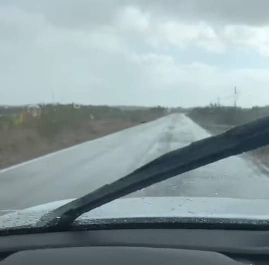 (VIDEO) ¡Febrero loco y marzo otro poco! Qué bonito llueve en Altata, Navolato, en Semana Santa 2024