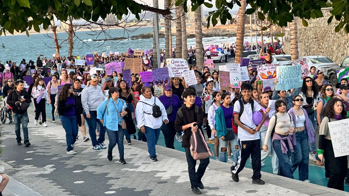 8M | Mazatlecas En Resistencia ‘pintaron de morado y verde esperanza’ el Malecón