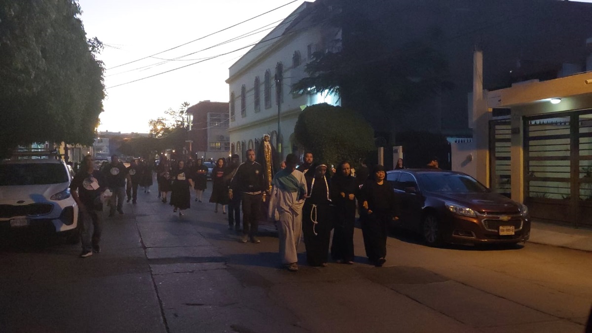 Marcha del Silencio recorre el Centro de Mazatlán, como parte de las celebraciones del Viernes Santo