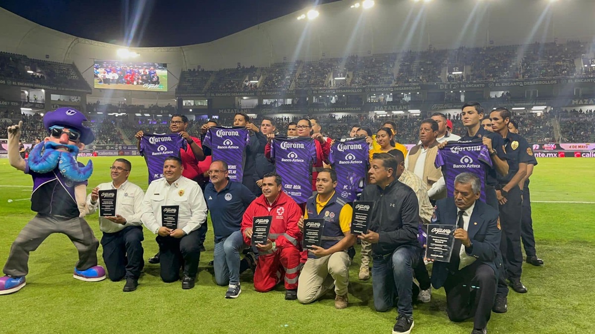 Por ser héroes, Mazatlán FC homenajea a quienes trabajaron para sofocar incendio en basurón