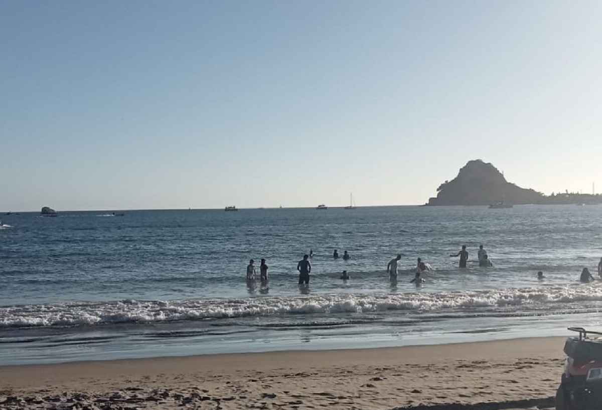 Policía Acuática de Mazatlán pone a salvo a 13 bañistas que eran jalados por el mar