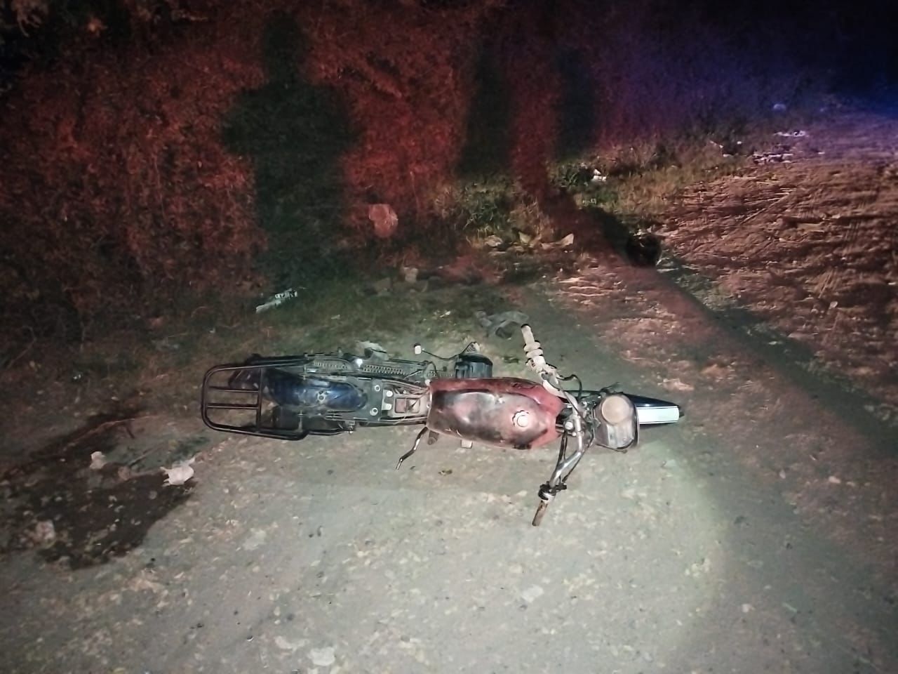 Menor de edad se lesiona al derrapar en su motocicleta sobre el malecón de Guasave