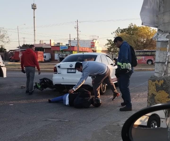 Motociclista resulta lesionado al chocar contra Ecotaxi en Mazatlán
