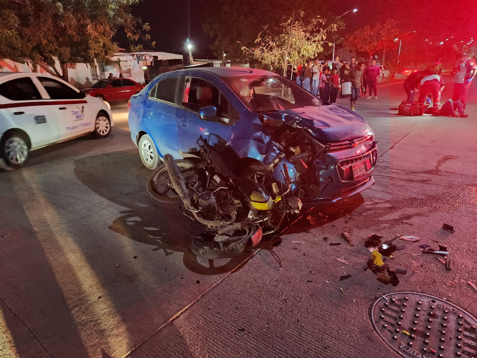 Motociclista resulta lesionado al impactarse contra un vehículo que se le atravesó, en Culiacán
