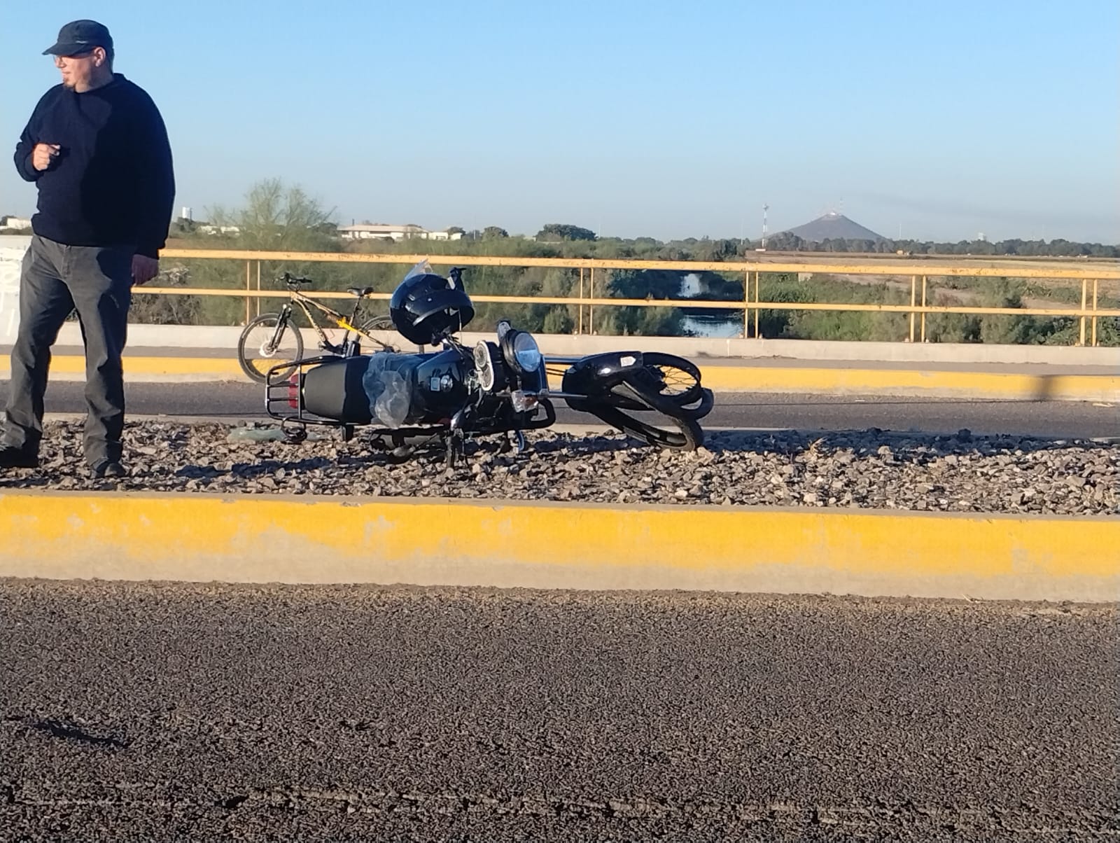 Motociclista derrapa por el bulevar Las Huertas en Los Mochis y resulta con severas heridas