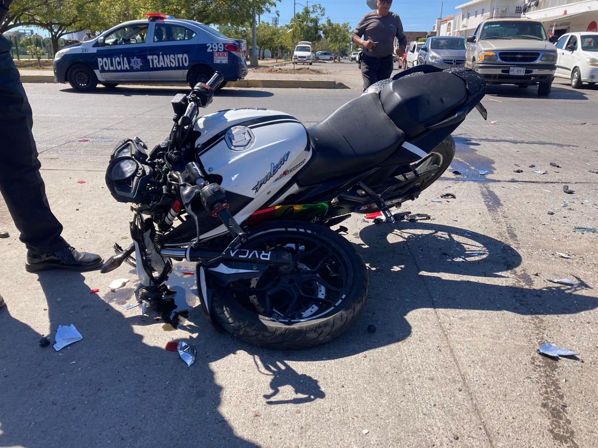 Joven motociclista resulta lesionado luego de chocar contra un automóvil en Mazatlán