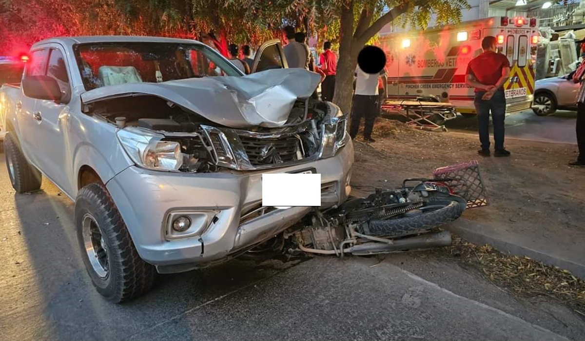Motociclista resulta lesionado tras chocar contra camioneta en la colonia Jaripillo, en Mazatlán