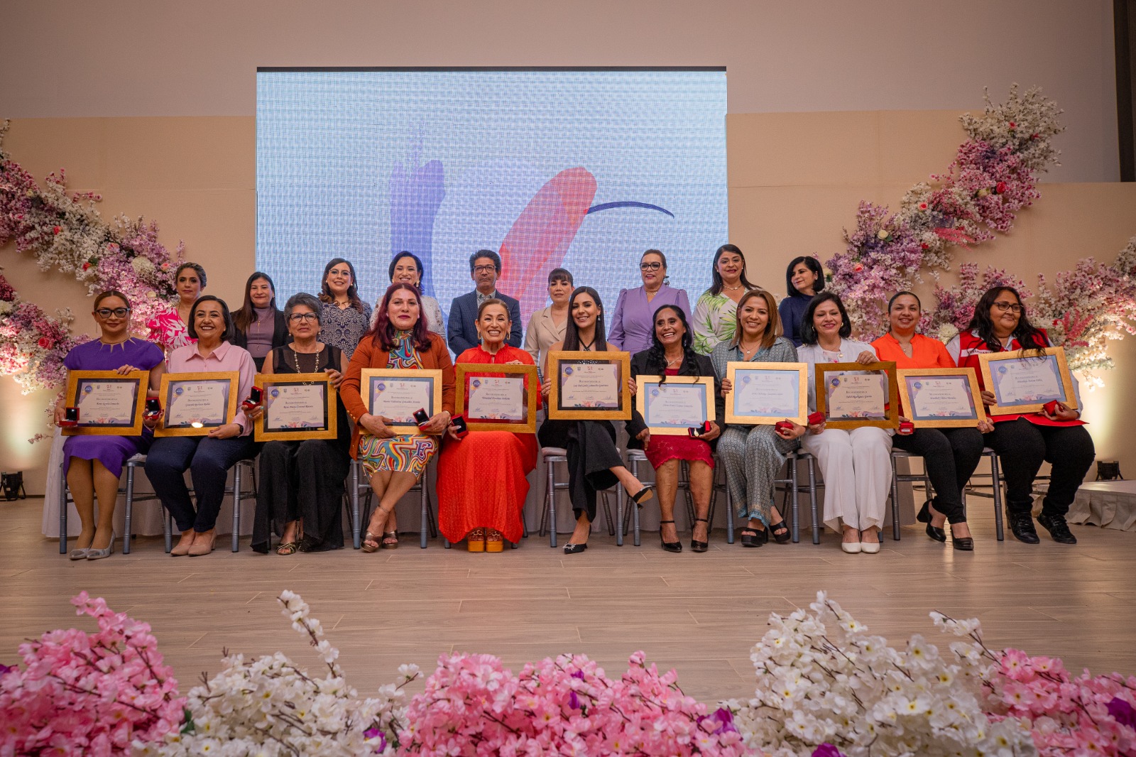 ¡Merecido reconocimiento! Conoce a las 11 ganadoras del premio Mujer Guasavense 2024