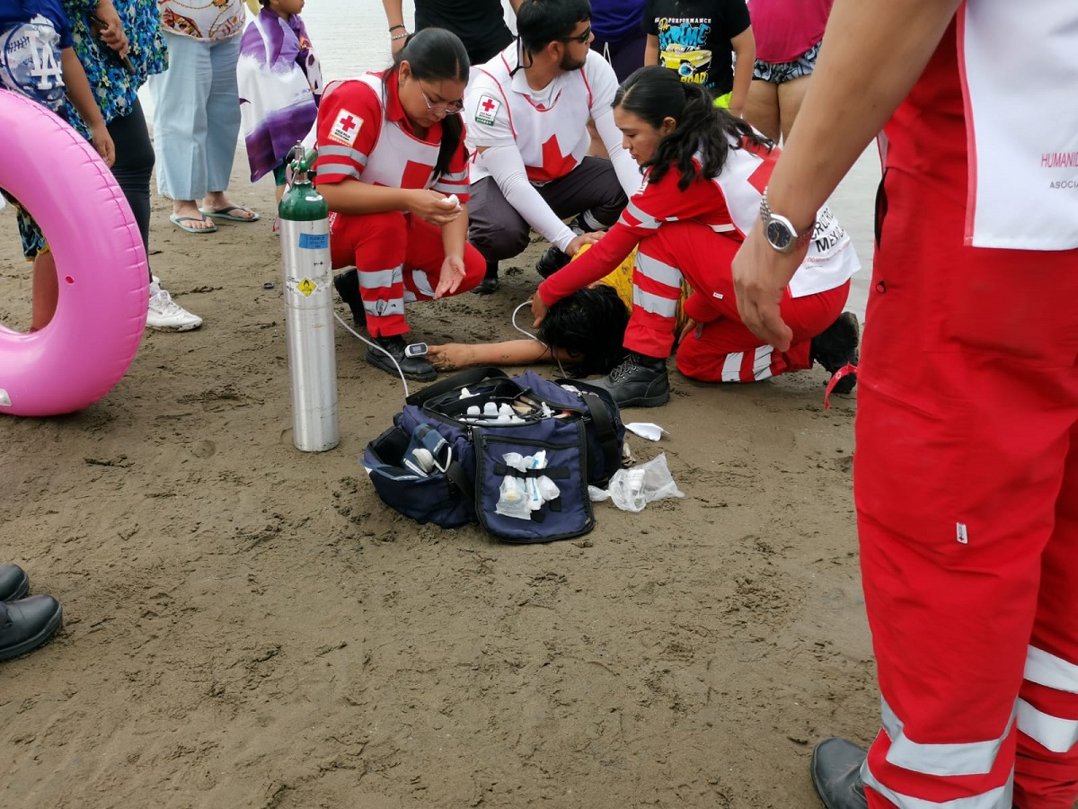 Cuerpos de auxilio de Ahome rescatan a mujer que se estaba ahogando en El Maviri