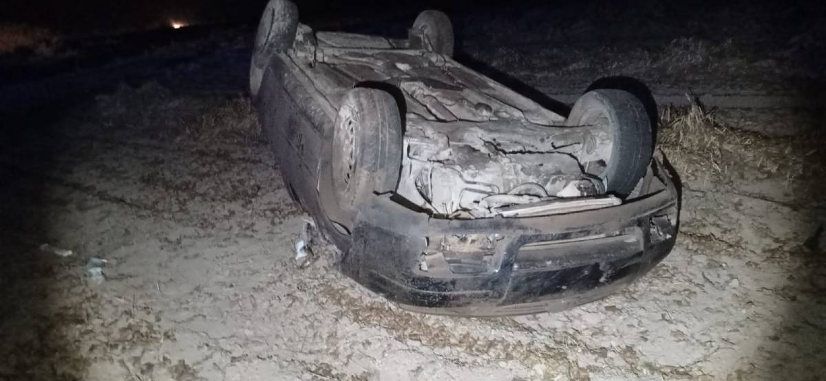 Mujer resulta lesionada al registrarse una volcadura por la carretera a Las Glorias, en Guasave