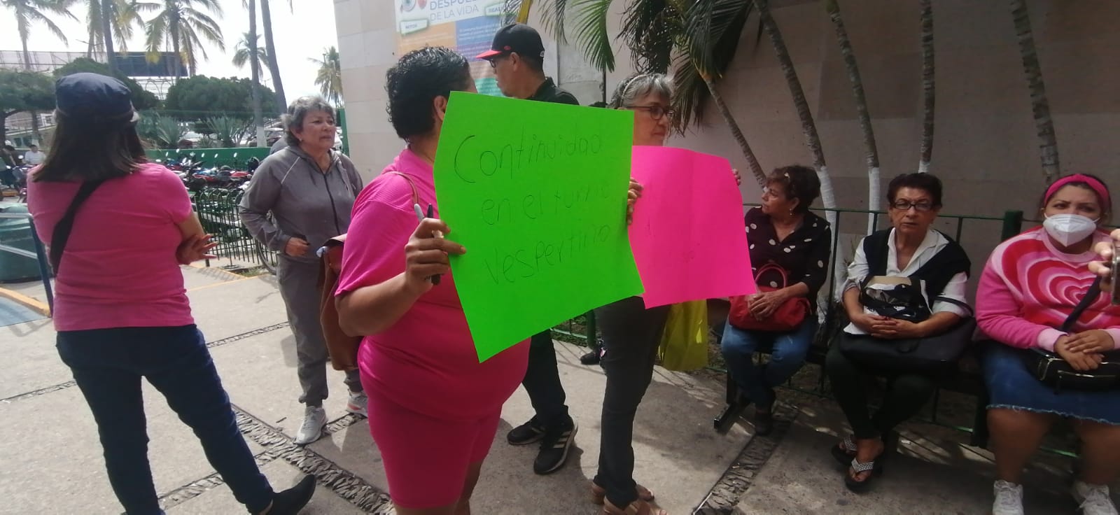 Se manifiestan mujeres con cáncer en IMSS de Mazatlán; exigen no les quiten oncólogo en turno vespertino