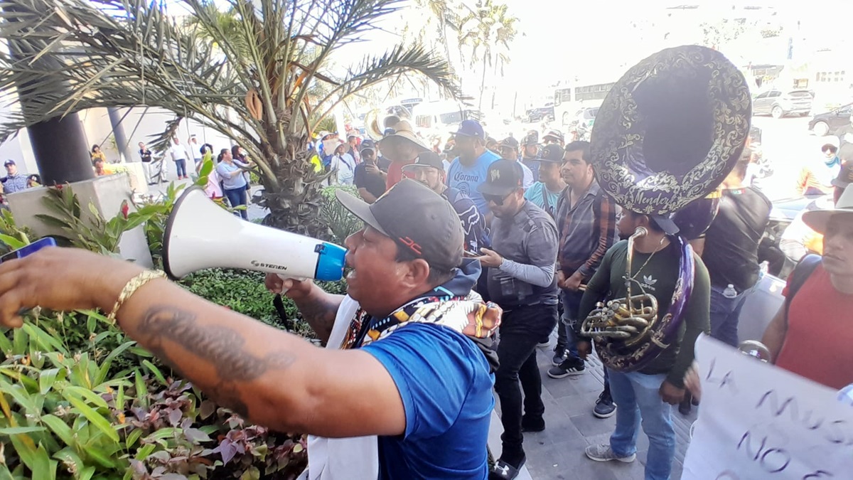 Tocando ‘El Buey de la Barranca’, banderos de Mazatlán se plantan frente a hotel Pueblo Bonito