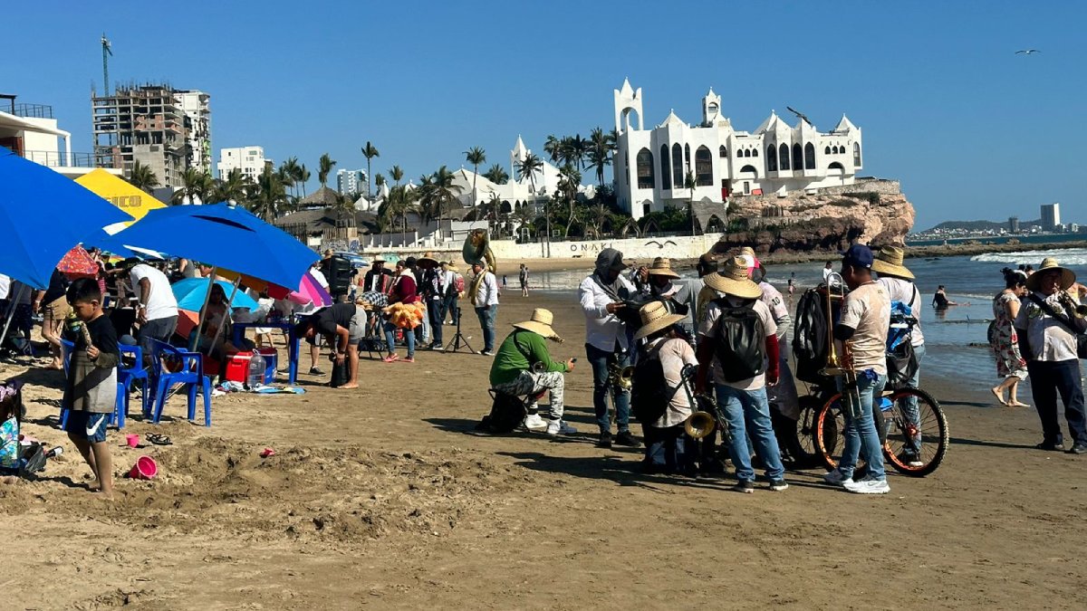 Defienden turistas nacionales permanencia de las bandas en playas de Mazatlán