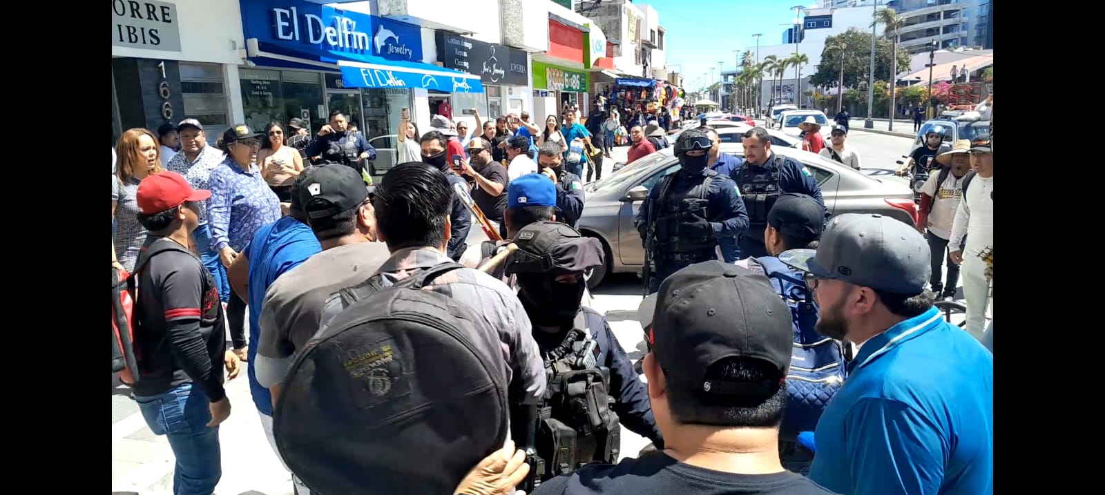 Niega alcalde de Mazatlán que policías intentaran detener a músicos a pesar de las evidencias