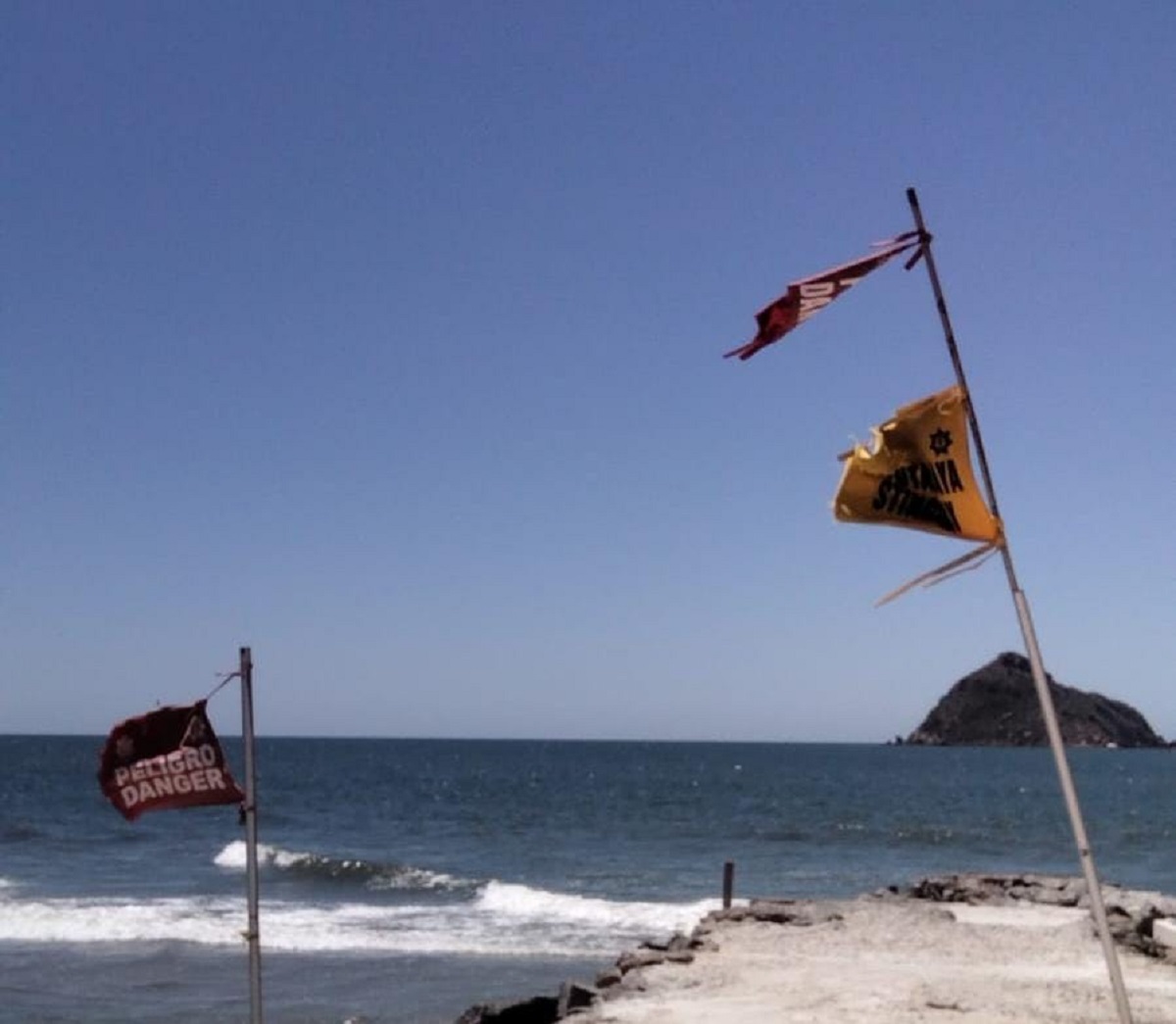 ¡Atento a banderines en playas de Mazatlán! Condiciones para bañistas son adversas por vientos y alto oleaje